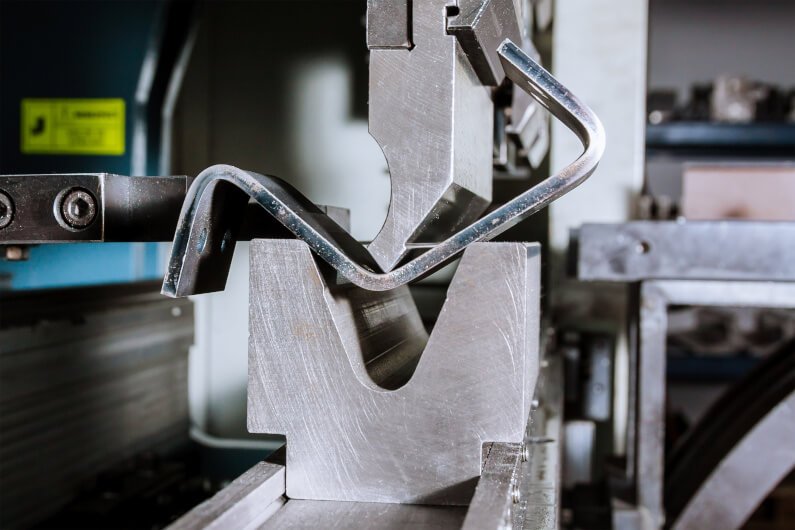Sheet metal bending on a hydraulic bending machine